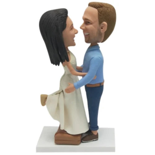 Kissing wedding bobbleheads